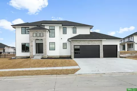 21108 Arlington St, Elkhorn, NE 68022