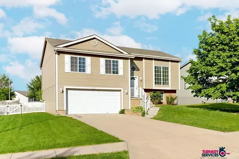 1913 Southview Dr, Papillion, NE 68046