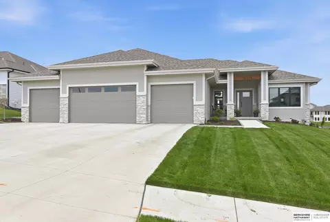 10114 Laramie St, Papillion, NE 68046