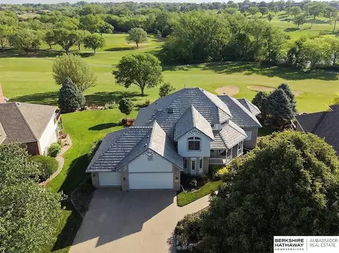 710 Bailey Dr, Papillion, NE 68046
