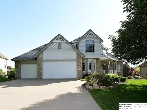 710 Bailey Dr, Papillion, NE 68046