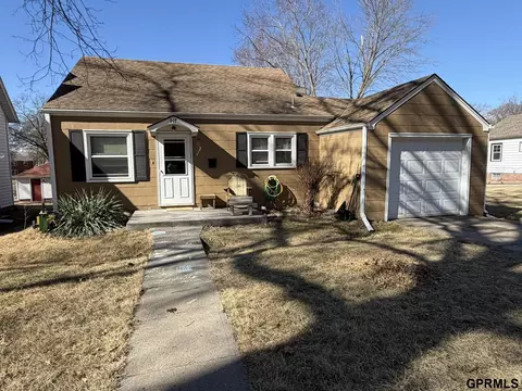 917 Grove Ave, Crete, NE 68333