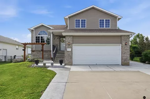 8951 Prairie Village Dr, Lincoln, NE 68507