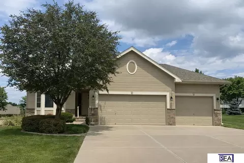 19220 Ontario Cir, Omaha, NE 68130