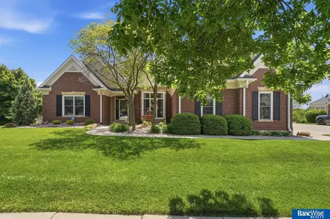 8433 Augusta Dr, Lincoln, NE 68526