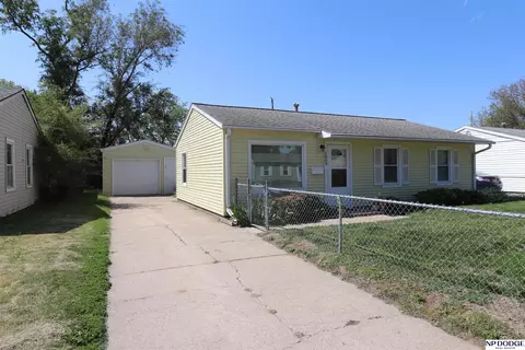 1009 Hiatt St, Carter Lake, IA 51510