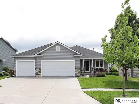 8300 Emery Ln, Lincoln, NE 68516