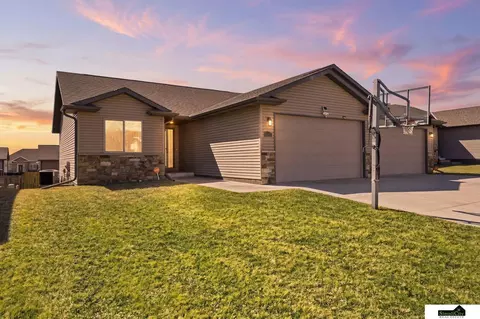 9921 Sweet Water Rd, Lincoln, NE 68527