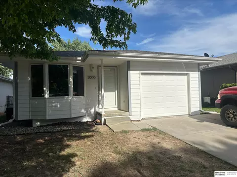 2000 NW 54th St, Lincoln, NE 68528
