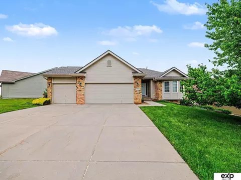 5006 Fountain Dr, Papillion, NE 68133