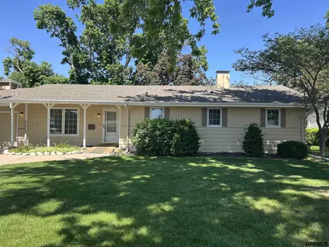7606 Springfield Dr, Omaha, NE 68114