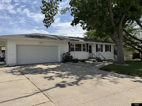 7101 Wood River Dr, Bellevue, NE 68157
