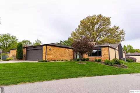 9756 Western Plz, Omaha, NE 68114