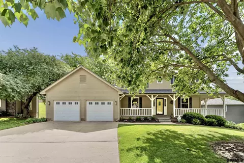 15661 Lamp Cir, Omaha, NE 68118