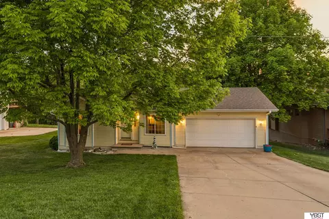 8887 Verdon Cir, Plattsmouth, NE 68048