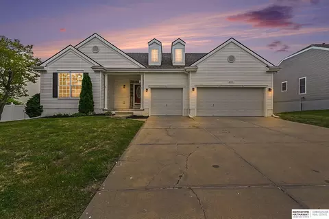 2311 Glacier Dr, Papillion, NE 68046