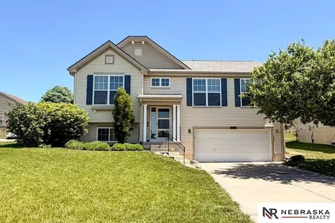 2301 Lakewood Dr, Papillion, NE 68046