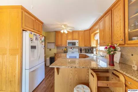 Kitchen - 1005 Devon Dr, Papillion, NE 68046 photo 3 of 4