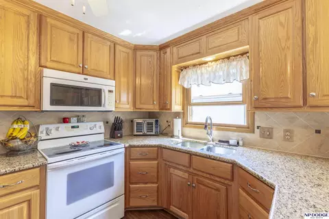 Kitchen - 1005 Devon Dr, Papillion, NE 68046 photo 2 of 4