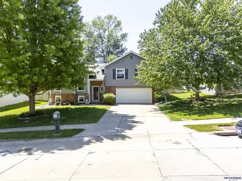 Exterior - 1005 Devon Dr, Papillion, NE 68046 photo 3 of 9