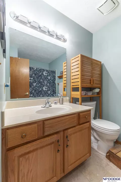 Bath - 1005 Devon Dr, Papillion, NE 68046 photo 2 of 3