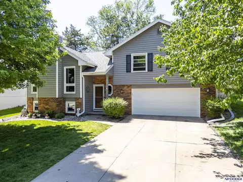 Exterior - 1005 Devon Dr, Papillion, NE 68046 photo 2 of 9