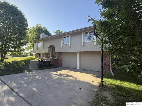 14421 Weir Plz, Omaha, NE 68137