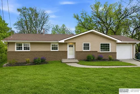16 Shady Ln, Council Bluffs, IA 51503