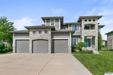 18816 Merion Dr, Omaha, NE 68136