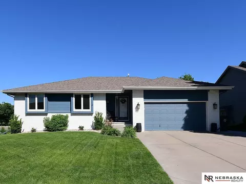 21890 Plum Creek Dr, Gretna, NE 68028