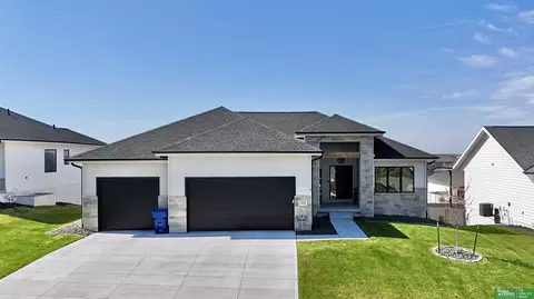 12368 Windsor Dr, Papillion, NE 68046