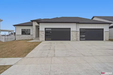 3510 Tree Line Dr, Lincoln, NE 68516
