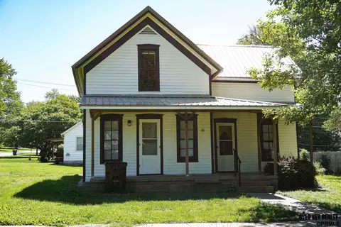 488 N 4th St, Tecumseh, NE 68450