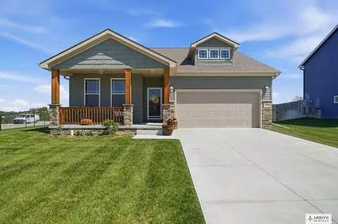 350 Kristi Ln, Hickman, NE 68372