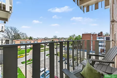 500 S 37th St #401, Omaha, NE 68105