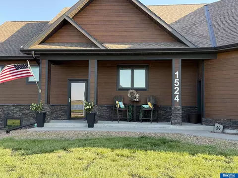 1524 Beechwood Dr, Aurora, NE 68818