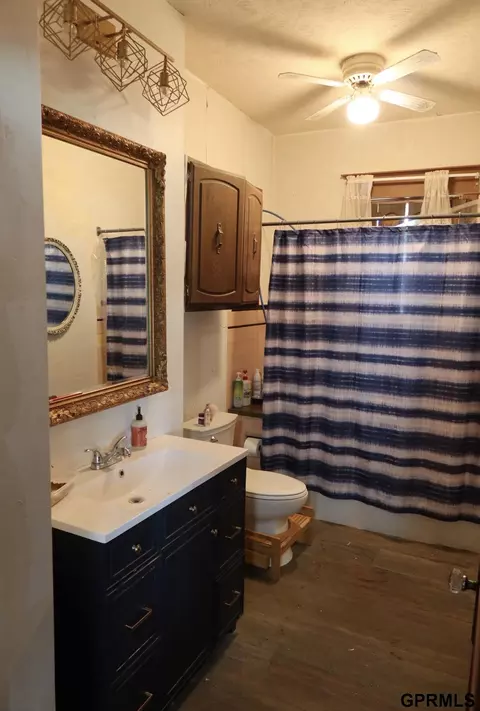Bath - 1003 N 14th St, Beatrice, NE 68310 photo 1 of 2