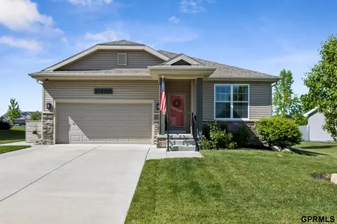 11458 Glenn St, Papillion, NE 68046