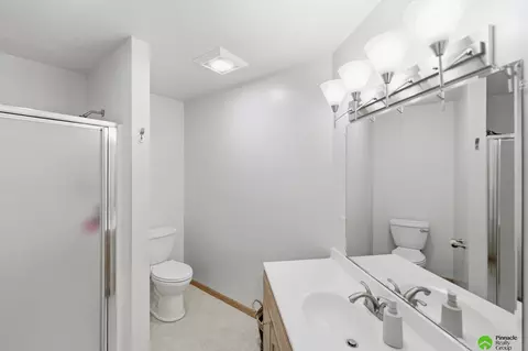 Bath - 17879 S 68th St, Hickman, NE 68372 photo 6 of 6