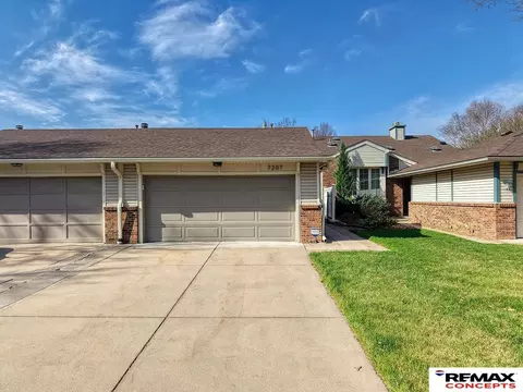 7207 Grand Oaks Dr, Lincoln, NE 68516