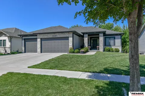 7535 S 77th St, Lincoln, NE 68516