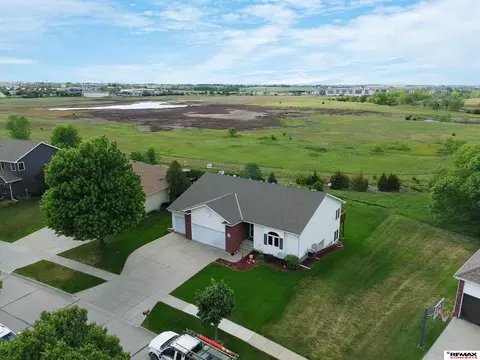 3330 Prairieview Dr, Lincoln, NE 68504