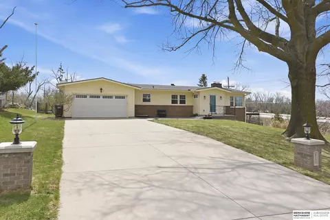 4731 Manchester Dr, Omaha, NE 68152