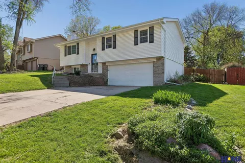 304 Flint Cir, Papillion, NE 68046