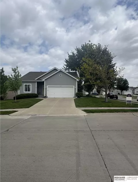 3101 N 147th Cir, Omaha, NE 68116