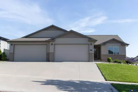 7535 Tavin Dr, Lincoln, NE 68516