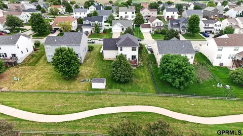 2306 Ridgeview Dr, Papillion, NE 68046