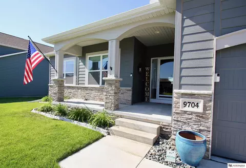 9704 Pintail Dr, Papillion, NE 68046