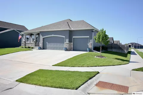 9704 Pintail Dr, Papillion, NE 68046