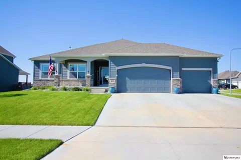 9704 Pintail Dr, Papillion, NE 68046